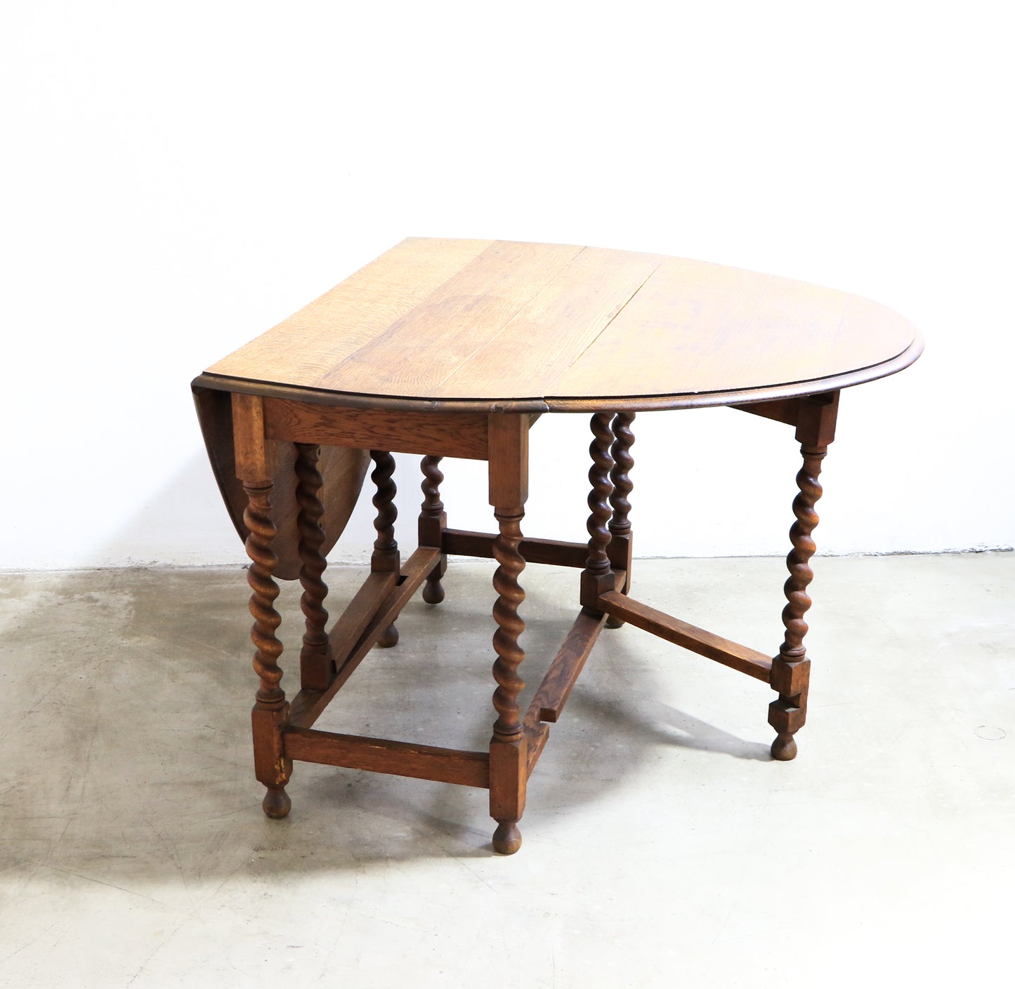 Baroque Twist Leg Extendable Dining Table